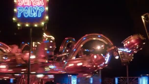 Le rond-point de nuit dans un parc d'attractions — Video