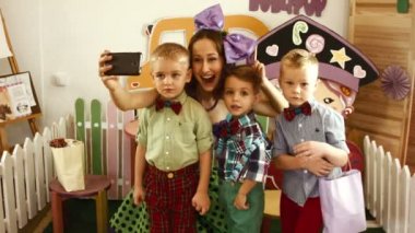 Kız ve üç erkek selfie yapmak