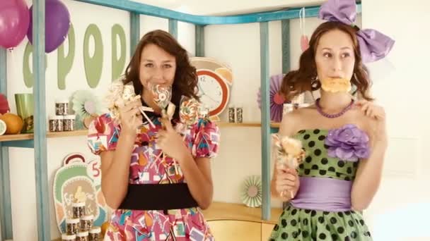 Dos muchachas discuten a quien más caramelos — Vídeos de Stock