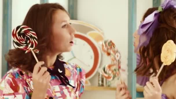 Dos muchachas discuten a quien más caramelos — Vídeo de stock