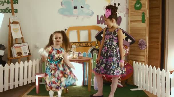Танцевальная битва между двумя девушками — стоковое видео