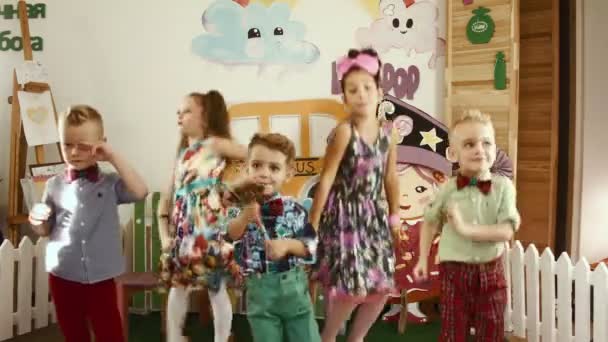 Festa danzante per bambini — Video Stock