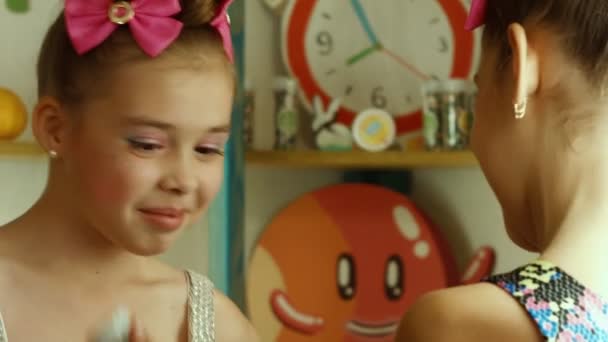 Zwei Mädchen behandeln einander mit Bonbons — Stockvideo