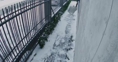 Teslimat Servisi 'nden Kurye Kar Kaldırımından Büyük Sarı Yalıtımlı Sırt Çantası ile Geçiyor. Kış Teslimatları, Şehir Lojistiği ve Bakım İşleri 'nin ardından Güvenilir Kapı Adım Servisi.