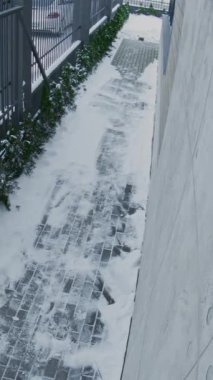 Siyah Şapkalı ve Koyu Gözlüklü Şüpheli Adam Yol Boyunca Koşuyor, Deri Çantayı Tutarken Arkasına Bakıyor, Dış Güvenlik Kamerası Yakalandı. Acil, Firar, Suç Davranışları. Dikey Çekim.