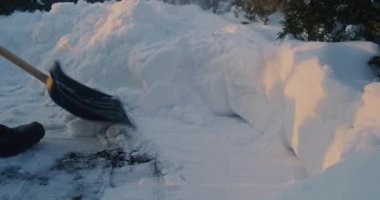 Kar, buz kalıbında kürekle kenara itiliyor. İşçi Elle Kar Kaldırıyor. Elle İşgücü, Kış Bakım Süreci ve Açık Hava Çalışmaları kavramı.