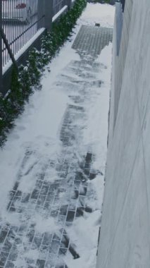 Kurye Yeni Temizlenmiş Kış Yolu 'nda Büyük Sarı Termal Sırt Çantası Taşıyor. Soğuk hava koşulları sırasında Son Yol Lojistiği konsepti. Dikey Çekim.