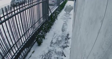 Kurye Yeni Temizlenmiş Kış Yolu 'nda Büyük Sarı Termal Sırt Çantası Taşıyor. Soğuk hava koşulları altında yiyecek teslimatı ve Son Yol Lojistiği konsepti. Arka Görünüm.