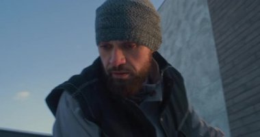 Kapıya yakın olan Karlı Yol 'u dikkatlice temizliyor. Beanie ve Yelek 'teki erkek, Sabit Kar Kaldırma Görevini Dışarıda Yapıyor. Sorumlu Konut Mallarının Bakımı ve Günlük Kış Bakımı Konsepti.