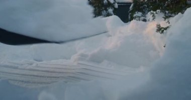 Kürekli Kış Bakım Sahnesi Kar Toplayan Konut Binası 'nın yakınında. Elle Çaba, Dokulu Kar, Düzenli Hareket, Rutin Soğuk Mevsim Çalışma Güvenliği ve Mülkiyet Bakımı Üzerine Odaklandı.