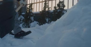 Kış Günbatımında Özel Bina 'nın dışındaki Özel Bölgeden Kar Kaldıran İşçi. Kış Temizliği Konsepti, Mülk Bakımı Mevsimsel Sorumluluğu ve Güvenli Yürüme Yüzeyleri Hazırlığı.