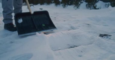 İşçi, Büyük Kürek kullanarak Derin Karı Yürüyüş Yolu 'ndan Çıkardı. Botlar, Araç ve Kar Yüzeyi, Uygulamalı Kış Angaryaları ve Dondurucu Sıcaklıklarda Dikkatli Mülkiyet Artışına Odaklanıyor.