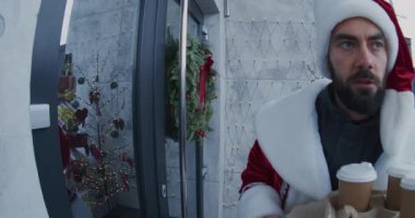 Noel Baba, Pizza Kutuları ve Paket Kahve Kupasını Genç Kadın 'a teslim ediyor. Kadın Müşteri Temassız Terminal kullanarak Düzen İçin Öder, Kapı zili güvenlik kamerası tarafından yakalanır. Akıllı Ev Güvenliği kavramı.