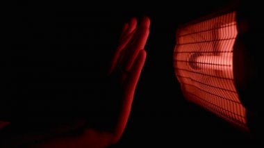 eller yakınındaki bir elektrikli ısıtıcı