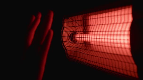 Eller yakınındaki bir elektrikli ısıtıcı — Stok video