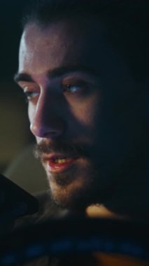 Genç Adam Smartphone 'daki sesli mesajını kaydeder, açık ve düşünceli konuşur. Modern Mobil İletişim, Kişisel Bağlantı ve Şehir Yaşam Tarzında Dijital Etkileşim. Dikey Çekim.