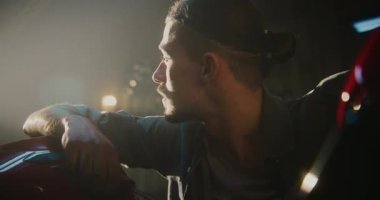 Genç Tamirci Çalışmayı Durduruyor ve Derin Düşüncelere Açık Motorsiklet Çalışmaları Yapıyor. Sessiz Atölye Alanında, İnsan Tamirata Devam Etmeden önce Sorunu Zihinsel Sorunları Değerlendirir. Sorun Çözme.