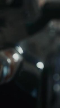 Geniş, Özel Garajda, Kadın Arabaya Yaklaştı ve Basit Elektronik Anahtarlık ile Kilitleri Açtı. Araç Işıkları Yanıp sönüyor Kadın Direksiyon Arkasında, Yolculuğa Hazır. Dikey Çekim.