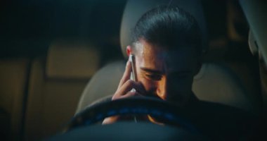 Gülümseyen Erkek Sürücü Arabada Otururken Telefonda Konuşuyor. Adam açıkça gülüyor, açıkça hoş sohbete dalmış. Modern Ayarlarda Gelişigüzel İletişim, İyi Ruh hali, Günlük Bağlantı kavramı.