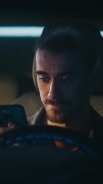 Erkek Çöreği ve Bıyıklı Ciddi Erkek Akıllı Telefon Tutuyor, Ayrıntılı Mesaj Yazıyor. İnsan Konsantre, Çözüm ve Amaç. Modern Mobil Etkileşim Özel Anı kavramı. Dikey Çekim.