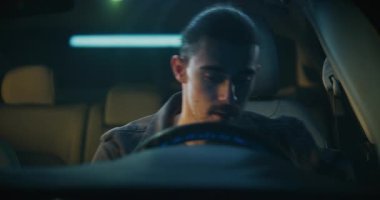 Genç adam arabaya biner ve sürüşe hazırlanır. Erkek, dikiz aynasını ayarlar, emniyet kemerini takar, çıkış parkından önce etrafı kolaçan eder. Sorumlu Sürüş Alışkanlıkları, Güvenlik Bilinci.