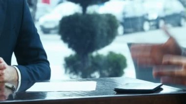 İki iş adamının el sıkışması.