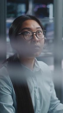 Dijital Ofisteki Küresel Ekonomik Eğilimleri İnceleyen Uzman Asya Analisti. Tarz sahibi Kadın Profesyoneller Çalışırken Tamamen Özümsenmiş, Büyük Veri ve Grafikler Arasında Geziniyor. Dikey Çekim.