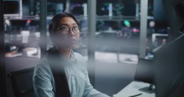 Fütürist Dijital Ofiste Küresel Ekonomik Eğilimleri İnceleyen Uzman Asya Analisti. İşinde Tamamen Özümsenmiş, Büyük Veri ve Grafiklerin Geniş Topluluklarında Dolaşan Şık Kadın Profesyoneller.