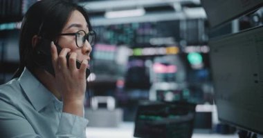 Endişeyle karışık Asyalı Kadın Tüccar, Dijital Ofiste Borsa Çöküşü sırasında Smartphone 'da Konuşuyor. Cep telefonunda ani hisse senedi fiyatlarının düşüşünü tartışırken Duygusal Kadın Şok ve Kaygıya Tepki Veriyor.