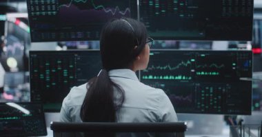 Devasa Yenilikçi Dijital Merkezi 'nde Uzun Kuyruklu Kadın Sofistike Çalışma İstasyonunda Oturuyor. Küresel Değişim Kavramları, Uluslararası Pazar Bağlantısı ve Büyük ölçekli Kurumsal Finans Yönetimi.