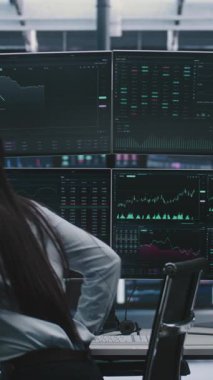 Çevrimiçi Borsa Analizini Başlat. Kadın komisyoncu kahve masasında oturur, kulaklığı takar, çalışmaya başlar. Modern Ofisten Profesyonel Dijital Ticaret ve Uzaktan Mali Danışmanlık. Dikey Çekim.