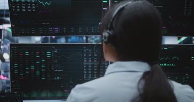 Profesyonel Kadın Teknolojik Gelişmiş Dijital Merkezi 'nde Çoklu Ekranda Çalışıyor. Büyük ölçekte Yenilikçi Komisyon, Verimlilik, Yenilik Kurumsal Finans Ortamı.