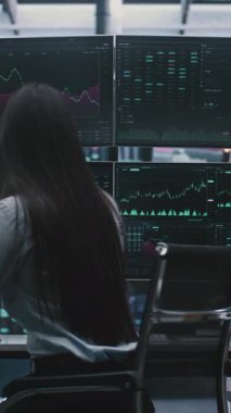 Genç Asyalı Bayan Kupa 'yla Oturdu, Mikrofon Takas Operasyonlarını Güvence altına Aldı. Modern İşyeri Küresel Piyasa Bağlantısı ve Rutin Modern Finans Uzmanı. Dikey Çekim.