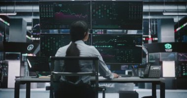 Dört Büyük Monitör Önünde Otururken Odaklanmış Asyalı Kadın Tüccar Dijital Tablete Yaslanıyor Finansal Verileri Doğruladı. Borsada Çapraz Platform Analizi ve Titiz Hassasiyet Konsepti.