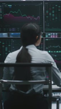 Odaklanmış Asyalı Kadın Ticaretçi Öndeki Dört Büyük Ekranda Otururken Dijital Tablet 'e Yaslanıyor Finansal Verileri Doğruladı. Çapraz Platform Analizi, Titiz Borsa Hassasiyeti. Dikey Çekim.