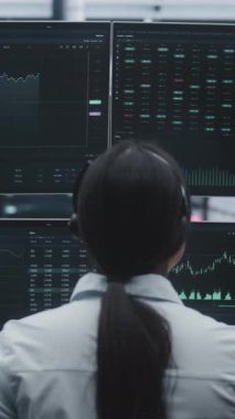 Uzun Saçlı Kadın Massive, Yenilikçi Dijital Ofis 'te At Kuyruğu Çalışmaları' nda Canlı Çizelgeleri İzliyor. Küresel Finans, Gelişmiş Teknoloji Menkul Kıymetler Borsası. Dikey Çekim.