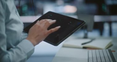 Borsa Trendlerini ve Yeşil Mum Çizelgelerini İzlemek için Profesyonel Elleri Kapatın. Mobil Ticaret, Dijital Varlık Yönetimi ve Gerçek Zamanlı Mali Veri İzleme Konsepti.