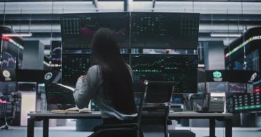 Genç Asyalı Bayan Kupa 'yla Oturdu, Mikrofon Takas Operasyonlarını Güvence altına Aldı. Modern İşyeri 'nde Küresel Piyasa Bağlantısı ve Modern Finans Uzmanlarının Rutin Konsepti.