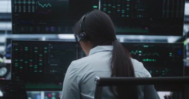 Asya Kadın Yöneticisi Büyük Dijital Borsada Küresel Portföyleri Yönetiyor. Piyasa Liderliği, Profesyonel Başarı ve Yüksek Bahisli Finansal Hizmetlerde Yenilikçi Teknoloji Konsepti.