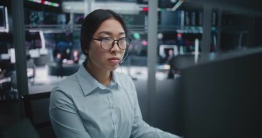 Genç Asyalı Finansal Analizci Fütürist Danışmanlık Fütürist Ticaret Merkezi. Tech Savvy Kadın Komisyoncusu, Kulaklık Takıyor, Derin Veri Analizi Yapıyor. Küresel Finans Piyasasında Anahtar Karar Verici.