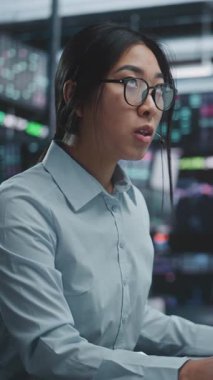 Kadın Tüccar, Dijital Ofis 'te hisse senedi, kripto para birimi anlaşmaları yürütüyor. Odaklanmış Asyalı Simsar Küresel Servetleri Tabletle Çok Gözlemli Çalışma İstasyonuna Etti. Profesyonel Piyasa Uygulaması. Dikey Çekim.