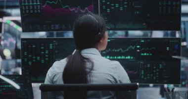 Genç Kadın Uzman, Massive Digital Office 'deki Yüksek Teknoloji Monitörleri Piyasa Eğilimlerini Analiz Ediyor. Gelişmiş Analiz, Kurumsal Mali İstihbarat ve Yüksek Hızlı Elektronik Ticaret Operasyonları Konsepti.