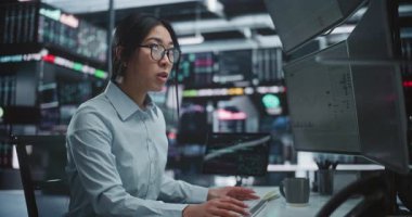 Yenilikçi Dijital Ofiste Kadın Tüccarlar Borsa ve Kripto Para İdaresi. Odaklanmış Asyalı Simsar Küresel Servetleri Tabletle Çok Gözlemli Çalışma İstasyonuna Etti. Profesyonel Piyasa Uygulaması.