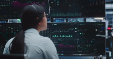 Genç Asyalı Kadın Yenilikçi Dijital Ofis Alanındaki Kompleks Finansal Grafikleri Analiz Ediyor. Küresel Ekonomi için Büyük Veri İşleme, Veri Görselleştirme ve Gelişmiş Teknolojik Çözümler kavramı.