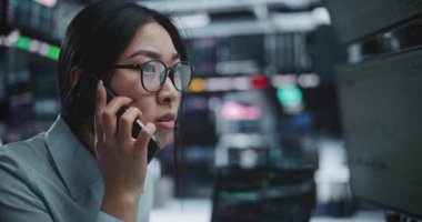 Tüccar acilen cep telefonundan arıyor, Ekranda Düşen Piyasa İndirim Hattı. Küresel Ekonomik Kriz Sırasındaki Yüksek Baskı Karar Verme, Finansal Kayıp ve Profesyonel Stres kavramı.