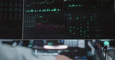 Dijital Değişim Merkezinde Mali Grafikleri Gösteren Monitörü Kapat. Ekran Görüntüleme Değişen Borsa Grafikleri ve Analitik Veriler. Küresel Finansal İzleme ve Büyük Veriler Konsepti