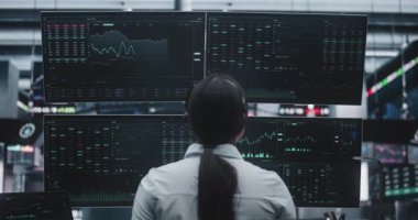 Uzun Saçlı Kadın Tüccar Massive, Yenilikçi Dijital Ofis 'te At Kuyruğu Çalışıyor, Canlı Çizelgeleri İzliyor. Profesyonel Borsa Merkezinde Küresel Finans, Gelişmiş Teknoloji Konsepti.