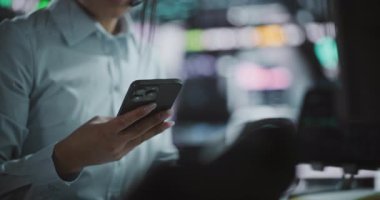 Smartphone 'da birden fazla iş yapan tüccar, Acil Mesaj Yazıyor, Finansal Grafiklerde Dalgalanmayı Gözetiyor. Modern Borsada Anında İletişim, Sürekli Piyasa İzleme.