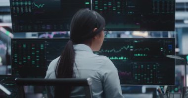 Profesyonel Asyalı Kadın İş Giysileri Giyiniyor Massive Exchange Center 'daki Sınır Kesme İşletmeleri' nde çalışıyor. Yüksek Üretim Ortamı ve Yenilikçi Dijital Ofis Evrimi kavramı.