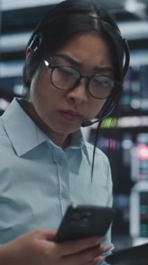 Asyalı Kadın Haçı, Multi Monitor Workstation ve Tablet 'teki Real Time Financial Data' yı referans gösterdi. Smartphone 'da Kadın Raporları Kritik Piyasa Bilgileri Teması. Acil Haberleşme. Dikey Çekim.